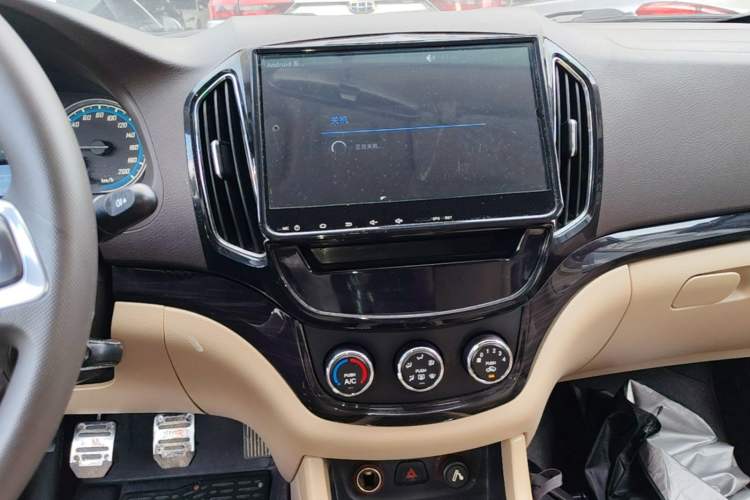 Used Baojun 730 2014 1.5L manual Comfort ESP version 7 seats Audio And AC Panel