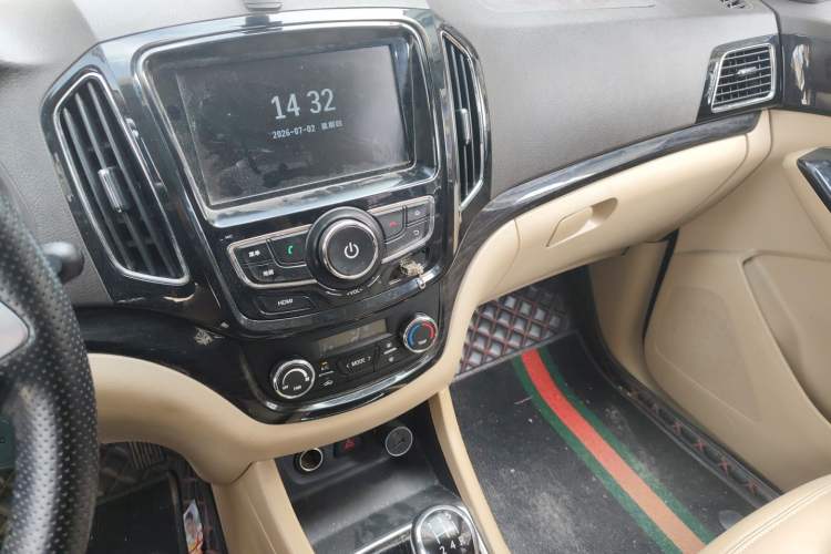 Used Baojun 730 2014 1.5L manual luxury trim 7 seats Audio And AC Panel