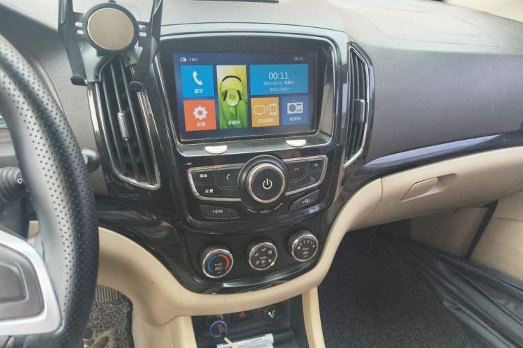 Used Baojun 730 2014 1.5L manual Comfort version 7 seats Audio And AC Panel