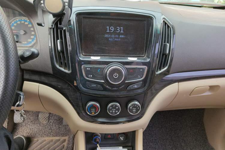 Used Baojun 730 2014 1.5L manual Comfort version 7 seats Audio And AC Panel