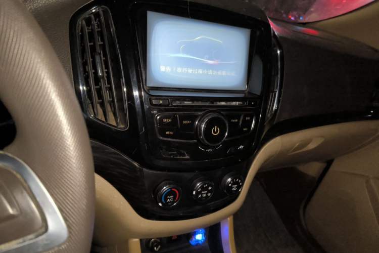 Used Baojun 730 2014 1.5L manual Comfort ESP version 7 seats Audio And AC Panel
