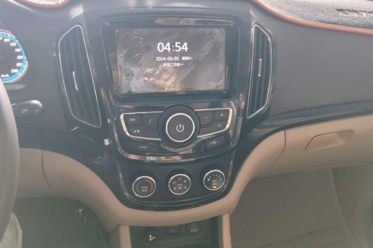 Used Baojun 730 2014 1.8L manual Comfort trim 7-seater Audio And AC Panel