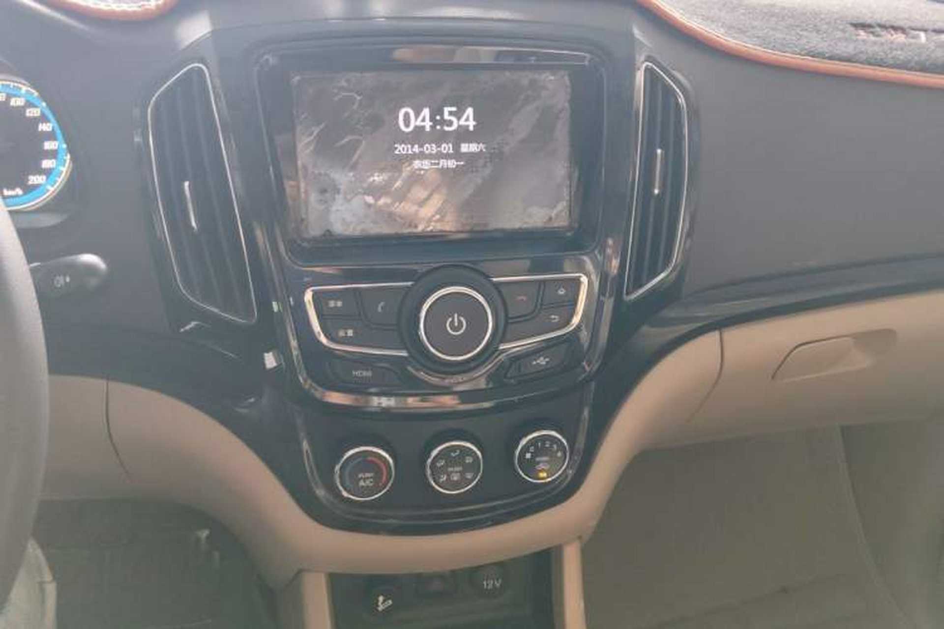 Used Baojun 730 2014 1.8L manual Comfort trim 7-seater Audio And AC Panel