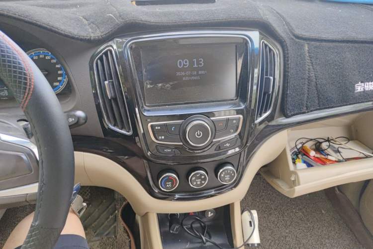 Used Baojun 730 2014 1.5L manual Comfort version 7 seats Audio And AC Panel