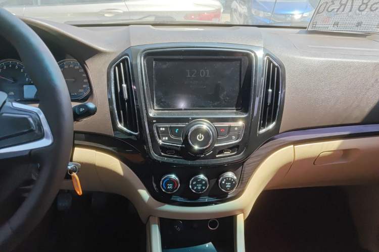 Used Baojun 730 2014 1.5L manual Comfort ESP version 7 seats Audio And AC Panel