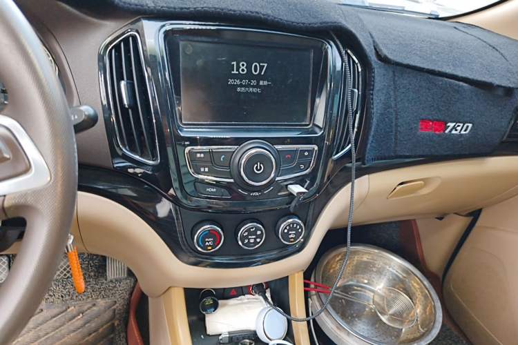 Used Baojun 730 2014 1.5L manual Comfort version 7 seats Audio And AC Panel