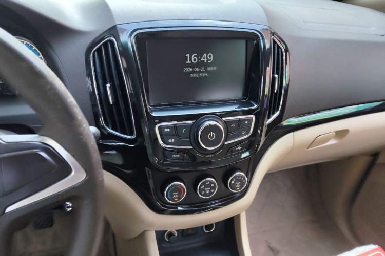 Used Baojun 730 2014 1.5L manual Comfort version 7 seats Audio And AC Panel