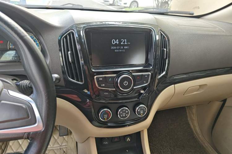 Used Baojun 730 2014 1.5L manual Comfort version 7 seats Audio And AC Panel