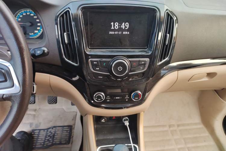 Used Baojun 730 2014 1.5L manual luxury trim 7 seats Audio And AC Panel