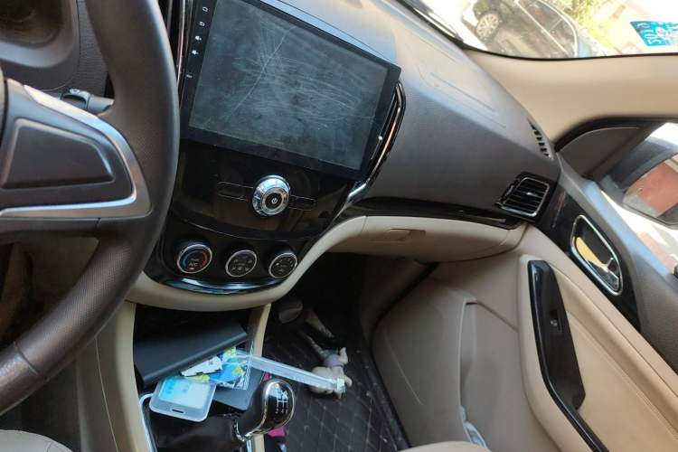 Used Baojun 730 2014 1.5L manual Comfort version 7 seats Audio And AC Panel