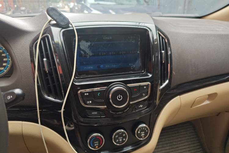 Used Baojun 730 2014 1.5L manual Comfort version 7 seats Audio And AC Panel