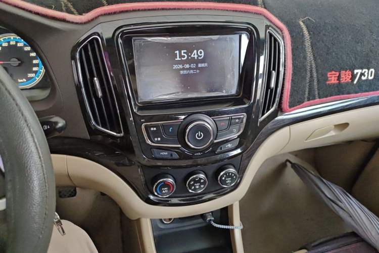 Used Baojun 730 2014 1.5L manual Comfort ESP version 7 seats Audio And AC Panel