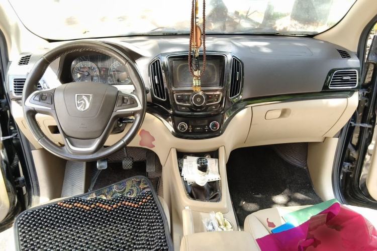 Used Baojun 730 2014 1.5L manual luxury trim 7 seats Center Console