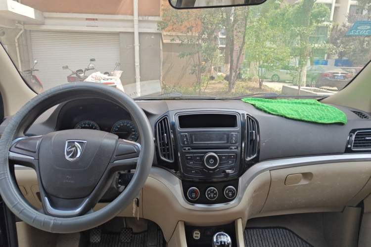 Used Baojun 730 2014 1.5L manual standard trim 7 seats Center Console