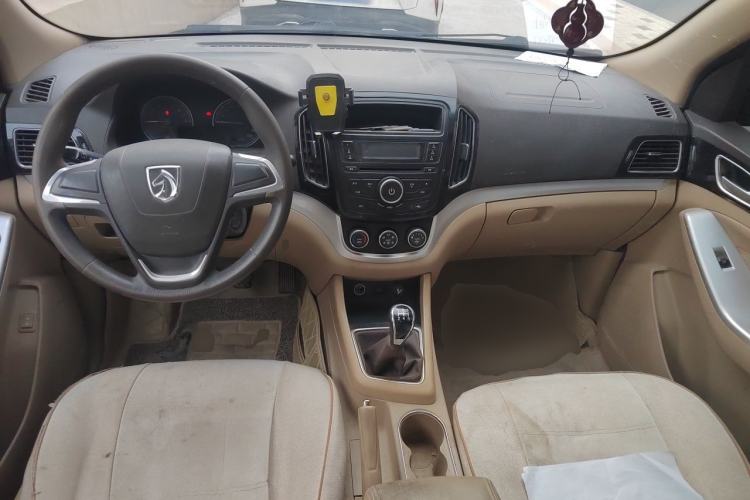 Used Baojun 730 2014 1.5L manual standard version 5 seats Center Console