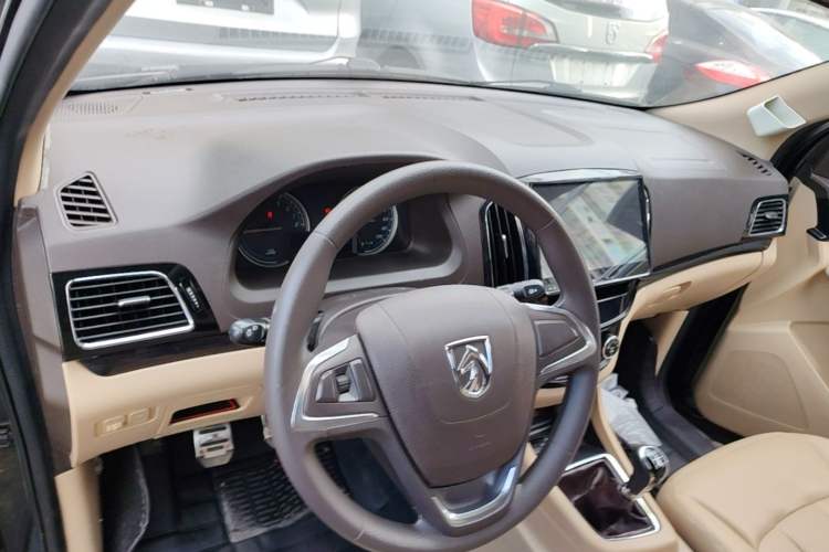 Used Baojun 730 2014 1.5L manual Comfort ESP version 7 seats Center Console