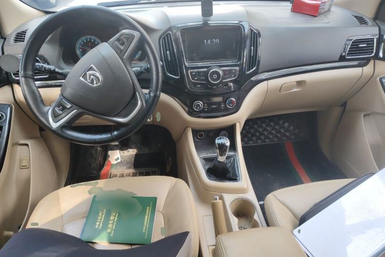 Used Baojun 730 2014 1.5L manual luxury trim 7 seats Center Console