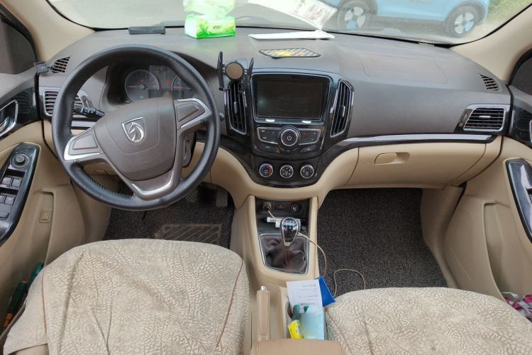 Used Baojun 730 2014 1.5L manual Comfort version 7 seats Center Console