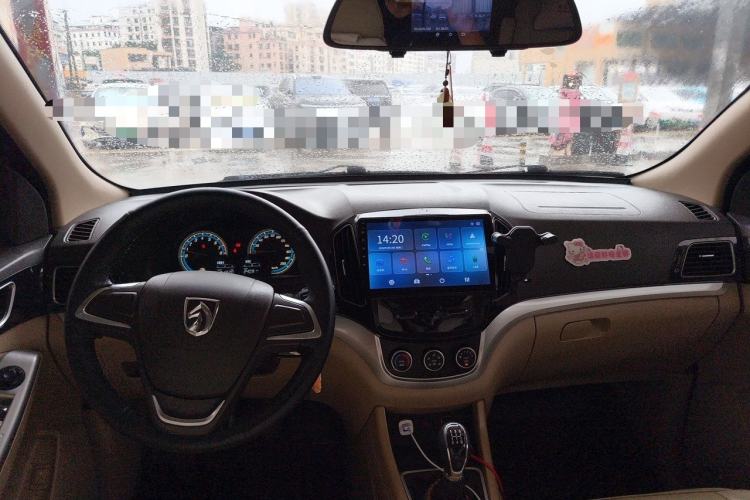 Used Baojun 730 2014 1.5L manual standard trim 7 seats Center Console
