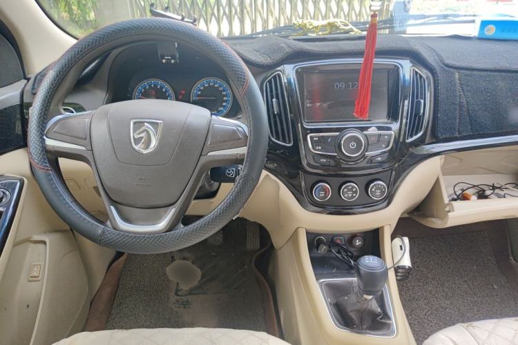 Used Baojun 730 2014 1.5L manual Comfort version 7 seats Center Console