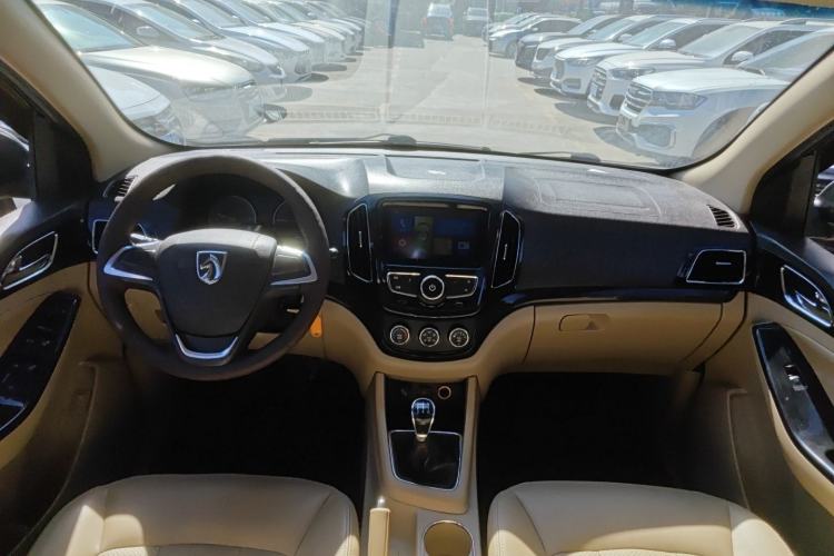 Used Baojun 730 2014 1.5L manual Comfort ESP version 7 seats Center Console