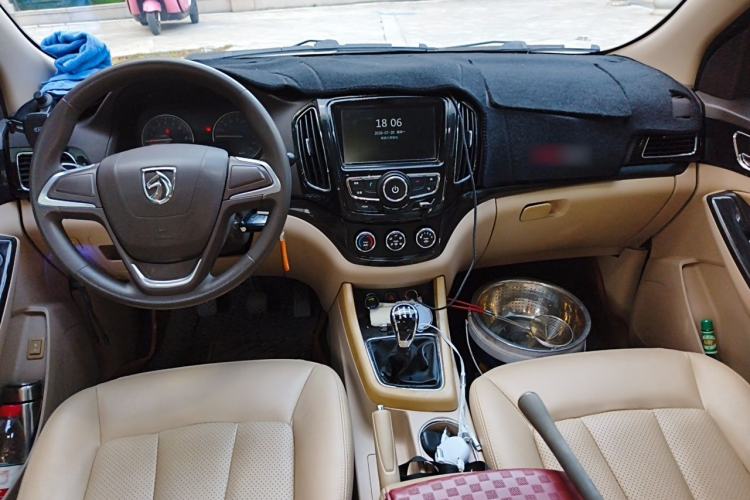 Used Baojun 730 2014 1.5L manual Comfort version 7 seats Center Console