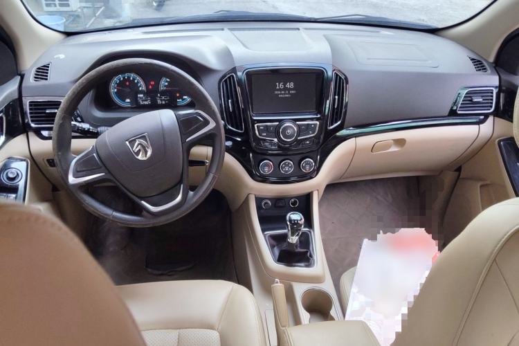Used Baojun 730 2014 1.5L manual Comfort version 7 seats Center Console