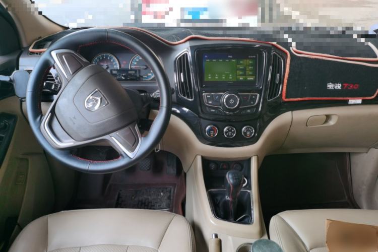 Used Baojun 730 2014 1.5L manual standard trim 7 seats Center Console