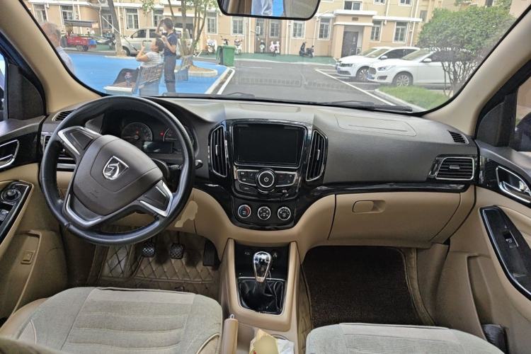 Used Baojun 730 2014 1.5L manual Comfort version 7 seats Center Console