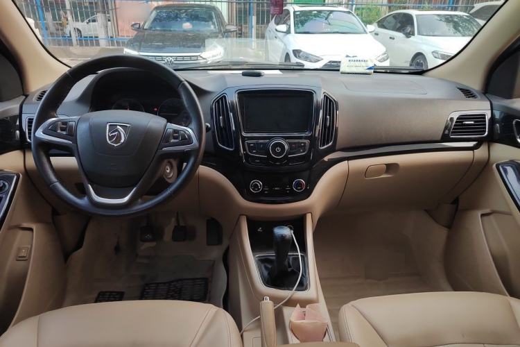 Used Baojun 730 2014 1.5L manual luxury trim 7 seats Center Console