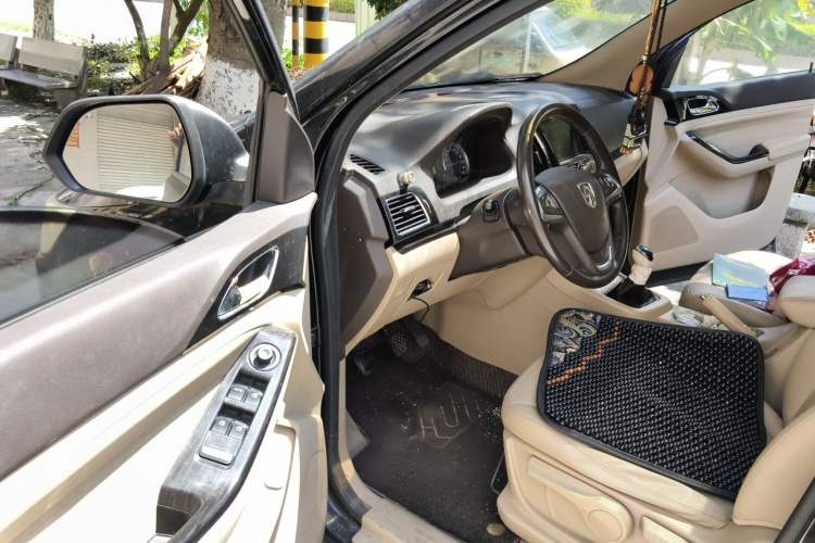 Used Baojun 730 2014 1.5L manual luxury trim 7 seats Driver Seat