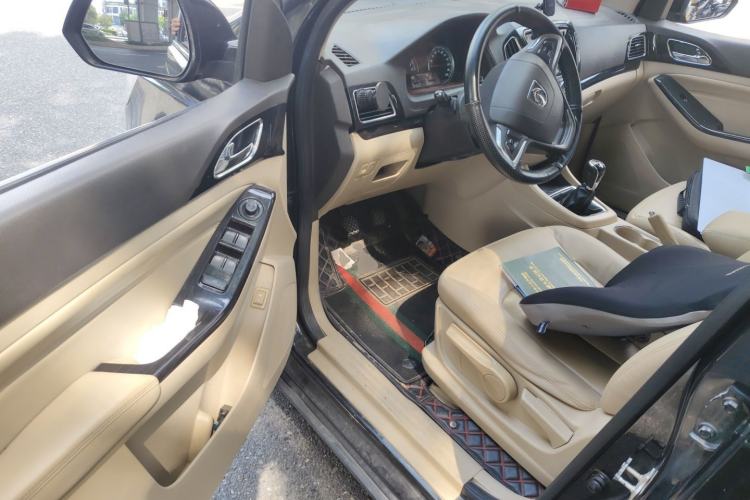 Used Baojun 730 2014 1.5L manual luxury trim 7 seats Driver Seat