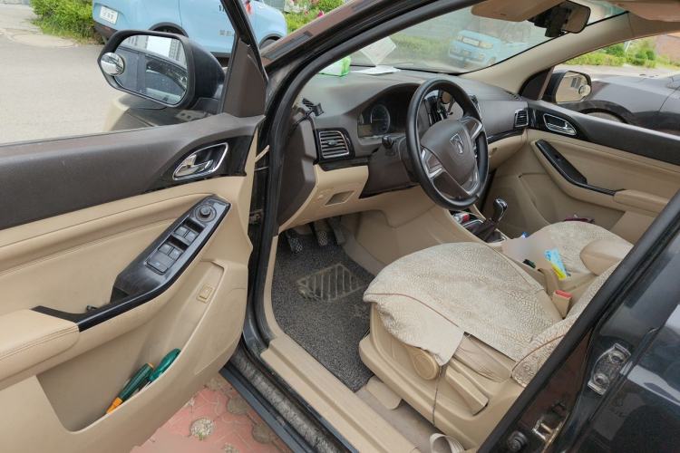 Used Baojun 730 2014 1.5L manual Comfort version 7 seats Driver Seat
