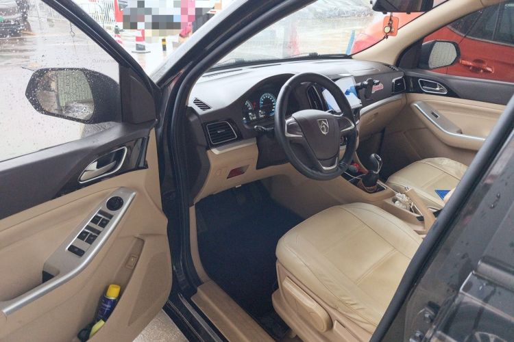 Used Baojun 730 2014 1.5L manual standard trim 7 seats Driver Seat