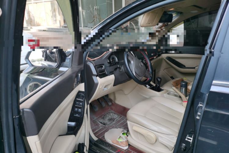 Used Baojun 730 2014 1.5L manual standard trim 7 seats Driver Seat