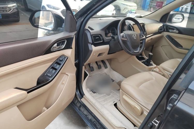 Used Baojun 730 2014 1.5L manual luxury trim 7 seats Driver Seat
