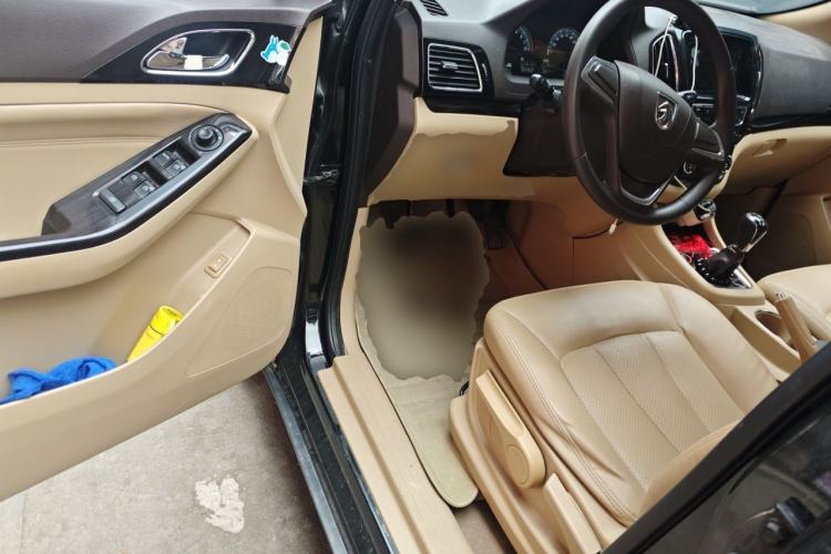 Used Baojun 730 2014 1.5L manual Comfort version 7 seats Driver Seat