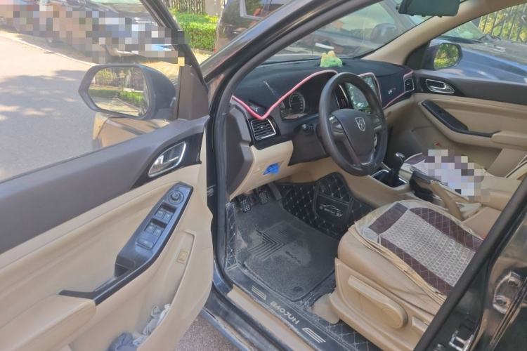 Used Baojun 730 2014 1.5L manual Comfort version 7 seats Driver Seat