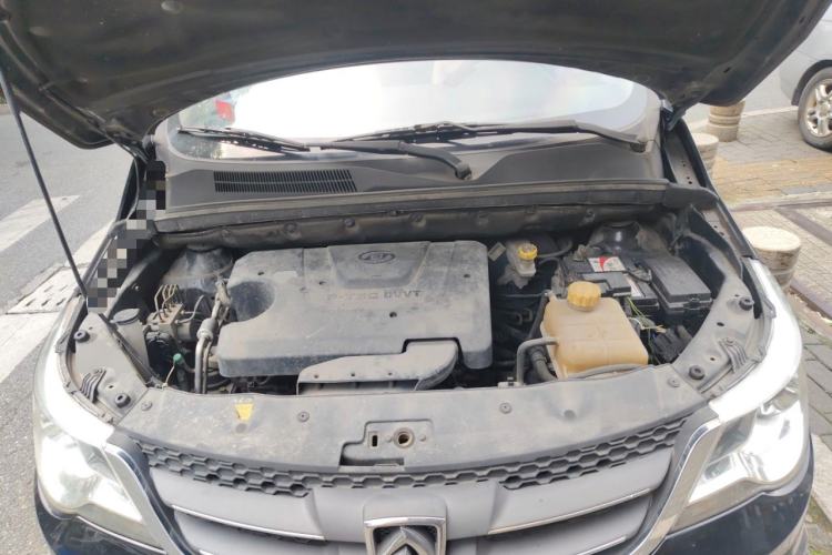 Used Baojun 730 2014 1.5L manual luxury trim 7 seats Engine Bay