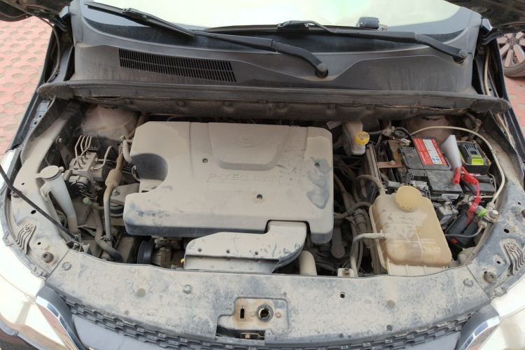 Used Baojun 730 2014 1.5L manual Comfort version 7 seats Engine Bay