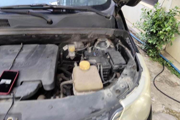 Used Baojun 730 2014 1.5L manual Comfort version 7 seats Engine Bay Left