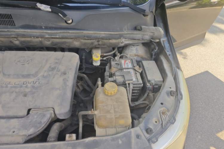 Used Baojun 730 2014 1.5L manual Comfort version 7 seats Engine Bay Left