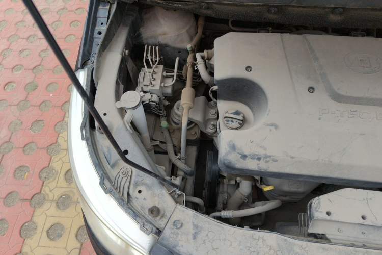 Used Baojun 730 2014 1.5L manual Comfort version 7 seats Engine Bay Right