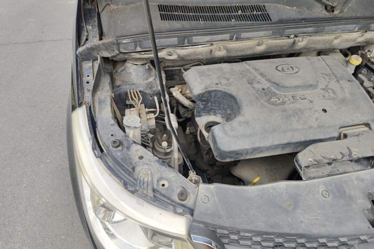 Used Baojun 730 2014 1.5L manual Comfort version 7 seats Engine Bay Right