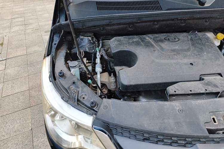 Used Baojun 730 2014 1.5L manual Comfort version 7 seats Engine Bay Right