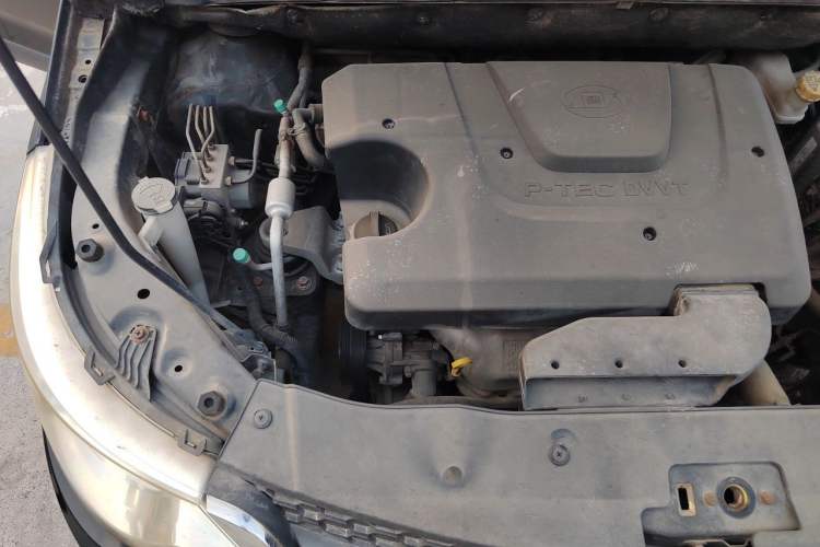 Used Baojun 730 2014 1.5L manual luxury trim 7 seats Engine Bay Right