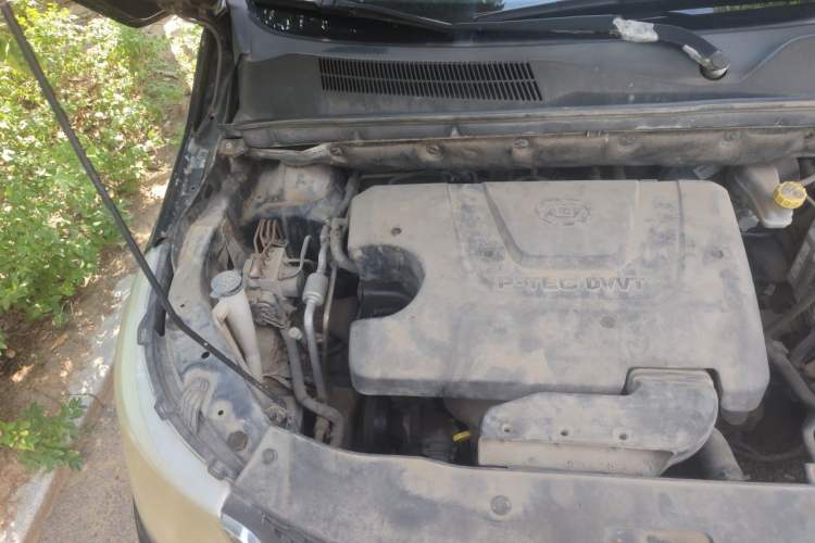 Used Baojun 730 2014 1.5L manual Comfort version 7 seats Engine Bay Right