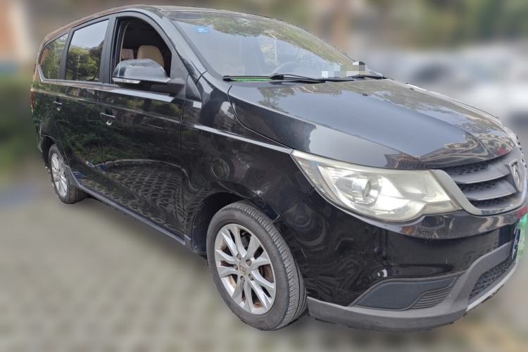 Used Baojun 730 2014 1.5L manual standard trim 7 seats Front Right 45 Deg