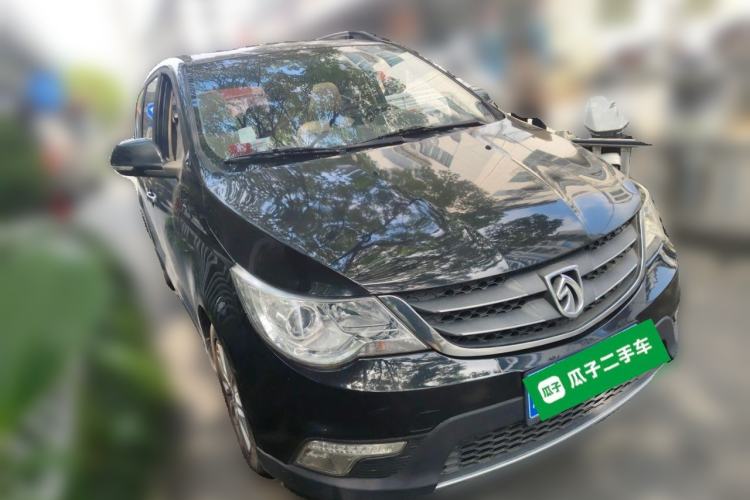 Used Baojun 730 2014 1.5L manual luxury trim 7 seats Front Right 45 Deg