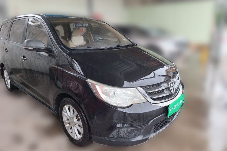 Used Baojun 730 2014 1.5L manual standard trim 7 seats Front Right 45 Deg